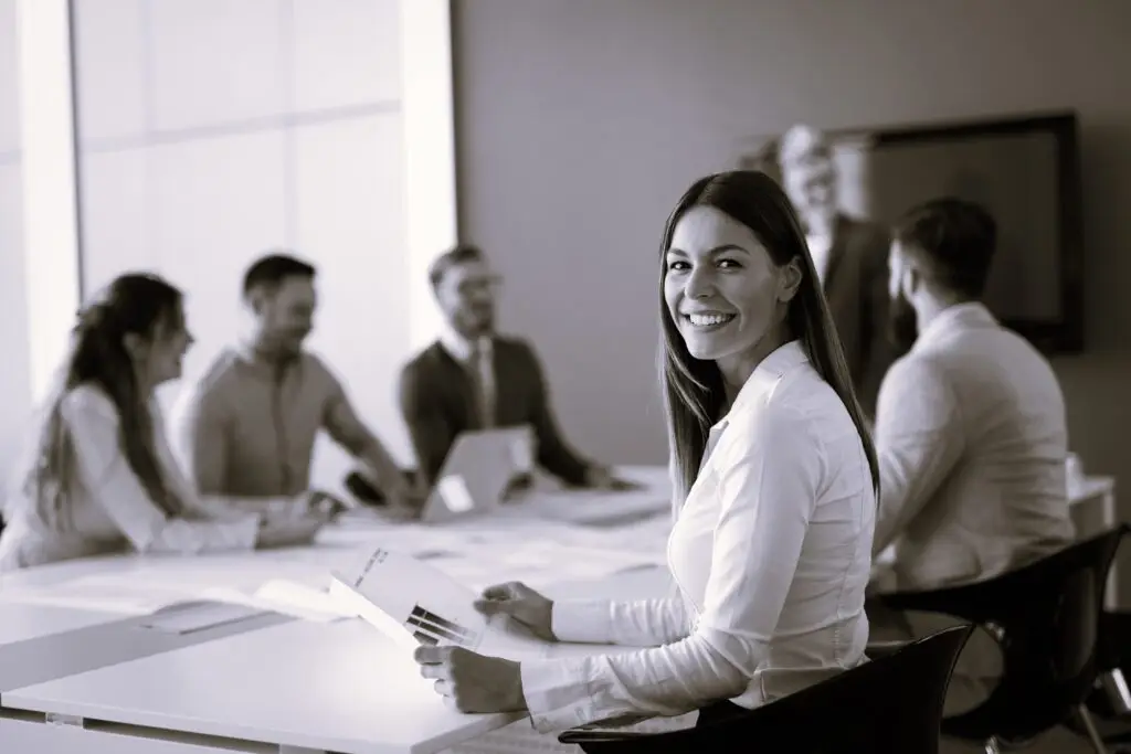 Groupe de gens d'affaires collaborant au bureau